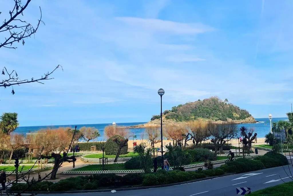 Alloggio in famiglia Habitacion Amplia Con Bano Privado A Pasos De La Playa, En Piso Compartido San Sebastián Spagna
